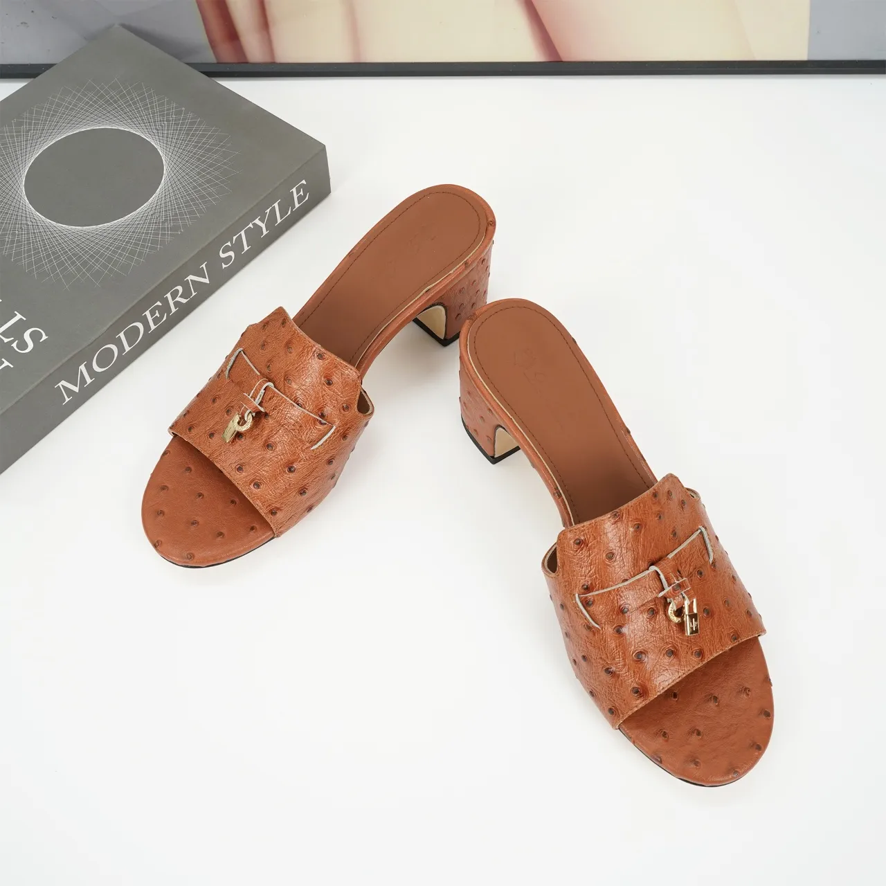 👟👟Ex-factory price 440👟👟 Genuine leather sole +30 suede sheepskin slippers with a strap decorated with Loro Piana My Charms charms and decorated with tone-on-tone stitching. Sophisticated and feminine, it pairs well with both city and resort looks. For those looking for an elegant upgrade, the summer glamor slipper is known for its slim open-back silhouette. size: 35-44 (custom-made sizes 43 and 44 are non-returnable) Upper: imported suede sheep leather (sheep), cowhide ostrich pattern, cowhide snake pattern Lining: imported high-grade mixed sheep silk Heel height: 5.5CM